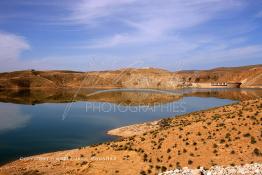 Image du Maroc Professionnelle de  Le barrage Laghrasse "dit barrage Hassan II", il se situe à 50 km au sud est de Taourirte au nord du Maroc, Samedi 10 Février 2006, ce barrage fournit en eau potable  le barrage Mohammed V qui sert de lien pour Machraa Hammadi,  ce dernier permet l'approvisionnement des centre de Taourirte et El Aïoun Sidi Mellouk. (Photo / Abdeljalil Bounhar) 